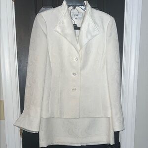 Le Suit White Suit Blazer with Notched Lapels and Tailored Fit